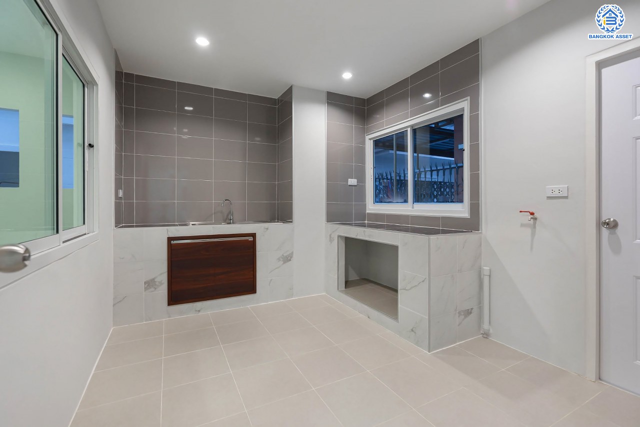 บ้านมือสองตกแต่งใหม่ ม.เพชรวัฒนะ เลียบคลองประปา บ้านเดี่ยวเนื้อที่ 50 ตร.ว. ฟังก์ชันพร้อม 3 ห้องนอน 3 ห้องน้ำ จอดรถได้ 2 คัน บนทำเลเชื่อมต่อแจ้งวัฒนะ, ถนนศรีสมาน, ถนนสรงประภา เดินทางสะดวก ใกล้ทางด่วน "อุตราภิมุข" และรถไฟฟ้าสายสีแดง "สถานีหลักสี่"